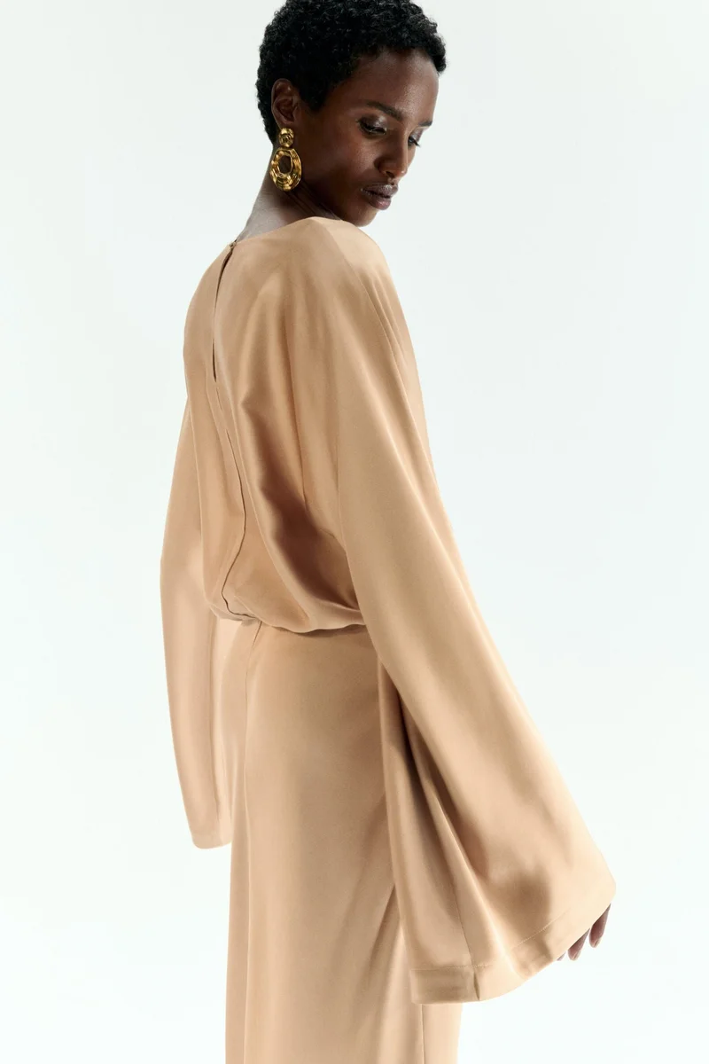 اتش اند ام فستان من الساتان ببطانة عند الكتف